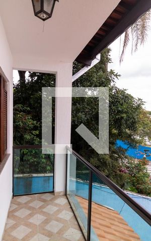 Casa à venda com 300m², 5 quartos e 5 vagas Casa à venda com 300m², 5 quartos e 5 vagasvista