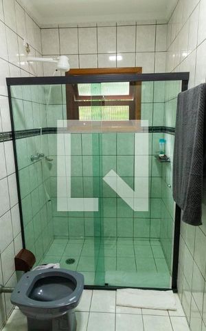 Casa à venda com 300m², 5 quartos e 5 vagas Casa à venda com 300m², 5 quartos e 5 vagasbanheiro
