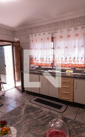 Casa à venda com 300m², 5 quartos e 5 vagas Casa à venda com 300m², 5 quartos e 5 vagascozinha