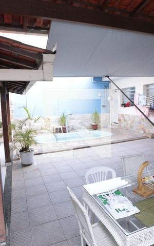 Casa à venda com 328m², 5 quartos e 5 vagasarea da piscina