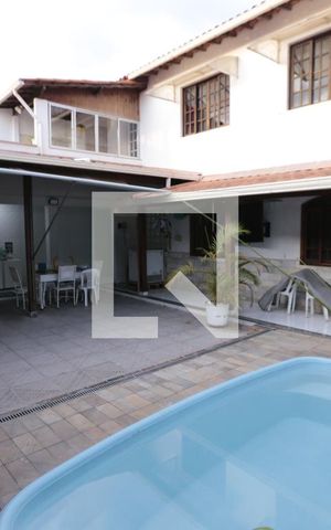 Casa à venda com 328m², 5 quartos e 5 vagasarea da piscina