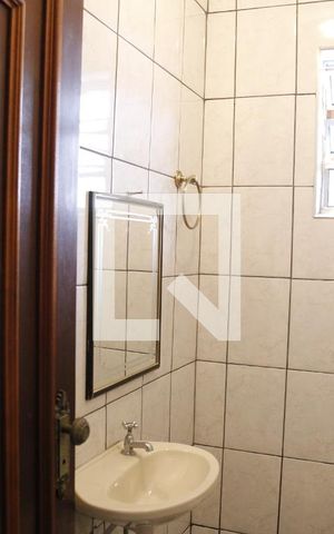 Casa à venda com 330m², 5 quartos e 6 vagasBanheiro de serviço