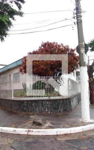 Casa à venda com 180m², 3 quartos e 4 vagas Casa à venda com 180m², 3 quartos e 4 vagasFachada