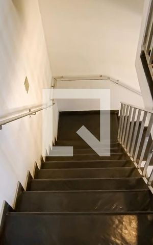 Casa à venda com 300m², 3 quartos e 2 vagas Casa à venda com 300m², 3 quartos e 2 vagasEscada
