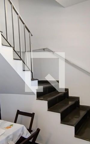 Casa à venda com 300m², 3 quartos e 2 vagas Casa à venda com 300m², 3 quartos e 2 vagasEscada