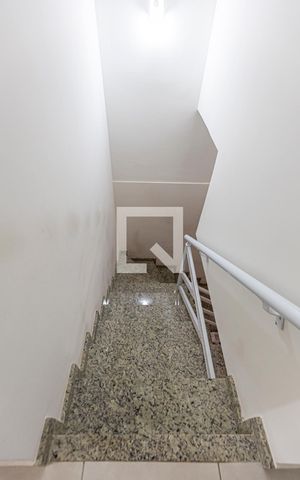Casa à venda com 115m², 3 quartos e 2 vagas Casa à venda com 115m², 3 quartos e 2 vagasEscada Dormitórios