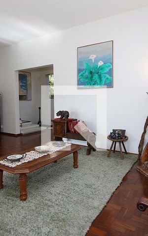 Casa à venda com 258m², 4 quartos e 6 vagas Casa à venda com 258m², 4 quartos e 6 vagasSala de Visita