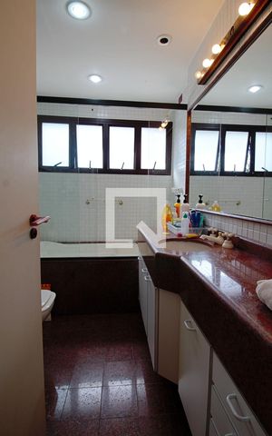 Apartamento à venda com 260m², 3 quartos e 4 vagas Apartamento à venda com 260m², 3 quartos e 4 vagasBanheiro da Suíte 2