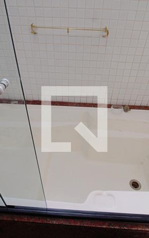 Apartamento à venda com 260m², 3 quartos e 4 vagas Apartamento à venda com 260m², 3 quartos e 4 vagasBanheiro da Suíte 2
