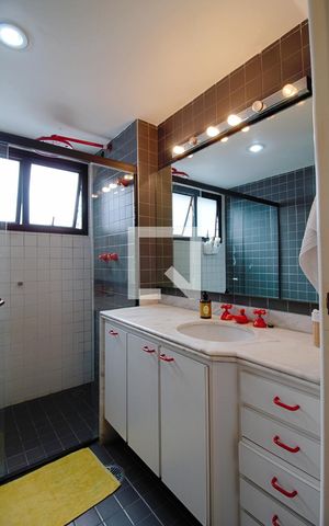 Apartamento à venda com 260m², 3 quartos e 4 vagas Apartamento à venda com 260m², 3 quartos e 4 vagasBanheiro da Suíte 1