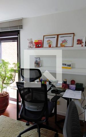 Apartamento à venda com 260m², 3 quartos e 4 vagas Apartamento à venda com 260m², 3 quartos e 4 vagasEscritório