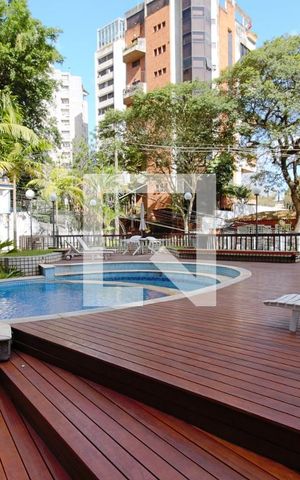 Apartamento à venda com 260m², 3 quartos e 4 vagas Apartamento à venda com 260m², 3 quartos e 4 vagasÁrea comum - Piscina