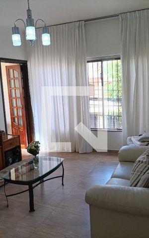 Casa à venda com 140m², 3 quartos e 3 vagas Casa à venda com 140m², 3 quartos e 3 vagasSala
