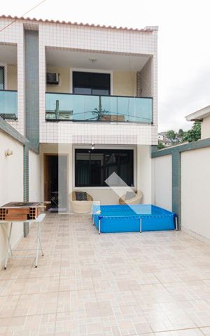 Casa de condomínio à venda com 280m², 4 quartos e 2 vagas Casa de condomínio à venda com 280m², 4 quartos e 2 vagasGaragem/Varanda