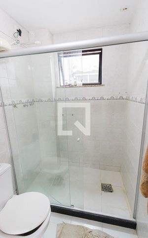 Casa de condomínio à venda com 280m², 4 quartos e 2 vagas Casa de condomínio à venda com 280m², 4 quartos e 2 vagasBanheiro da Suíte 2
