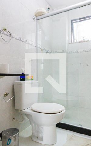 Casa de condomínio à venda com 280m², 4 quartos e 2 vagas Casa de condomínio à venda com 280m², 4 quartos e 2 vagasBanheiro da Suíte 2