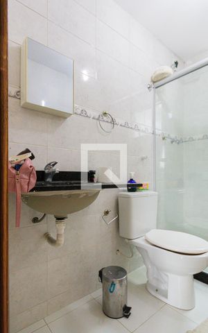 Casa de condomínio à venda com 280m², 4 quartos e 2 vagas Casa de condomínio à venda com 280m², 4 quartos e 2 vagasBanheiro da Suíte 2