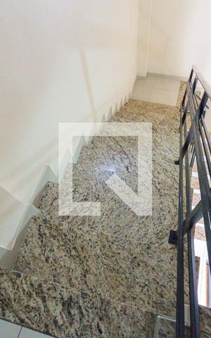 Casa de condomínio à venda com 280m², 4 quartos e 2 vagas Casa de condomínio à venda com 280m², 4 quartos e 2 vagasEscada