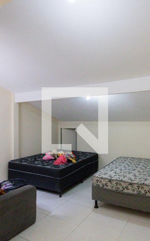 Casa de condomínio à venda com 280m², 4 quartos e 2 vagas Casa de condomínio à venda com 280m², 4 quartos e 2 vagasQuarto