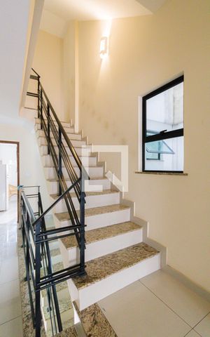 Casa de condomínio à venda com 280m², 4 quartos e 2 vagas Casa de condomínio à venda com 280m², 4 quartos e 2 vagasEscada
