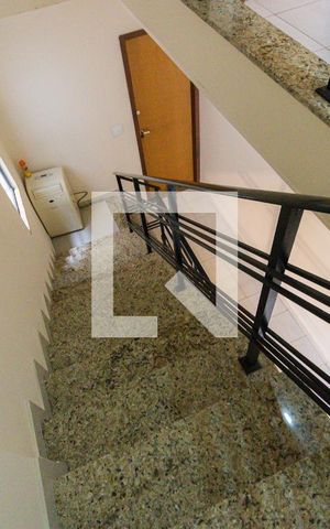Casa de condomínio à venda com 280m², 4 quartos e 2 vagas Casa de condomínio à venda com 280m², 4 quartos e 2 vagasEscada