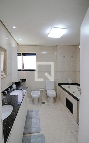 Apartamento à venda com 240m², 3 quartos e 4 vagas Apartamento à venda com 240m², 3 quartos e 4 vagasBanheiro da Suíte 3