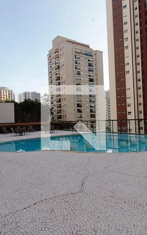 Apartamento à venda com 240m², 3 quartos e 4 vagas Apartamento à venda com 240m², 3 quartos e 4 vagasÁrea comum - Piscina