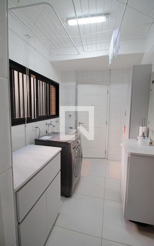 Apartamento à venda com 240m², 3 quartos e 4 vagas Apartamento à venda com 240m², 3 quartos e 4 vagasÁrea de Serviço