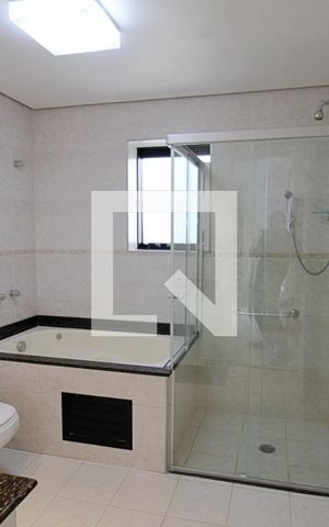Apartamento à venda com 240m², 3 quartos e 4 vagas Apartamento à venda com 240m², 3 quartos e 4 vagasBanheiro da Suíte 2