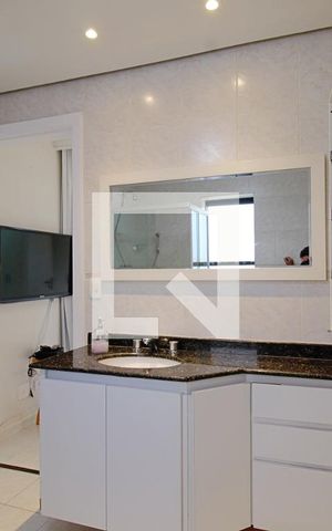 Apartamento à venda com 240m², 3 quartos e 4 vagas Apartamento à venda com 240m², 3 quartos e 4 vagasBanheiro da Suíte 2