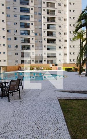 Apartamento à venda com 240m², 3 quartos e 4 vagas Apartamento à venda com 240m², 3 quartos e 4 vagasÁrea comum - Piscina