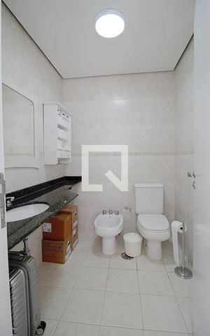 Apartamento à venda com 240m², 3 quartos e 4 vagas Apartamento à venda com 240m², 3 quartos e 4 vagasBanheiro da Suíte 1