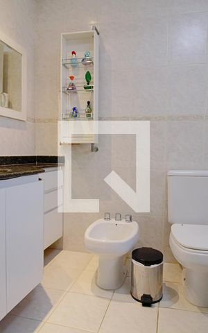 Apartamento à venda com 240m², 3 quartos e 4 vagas Apartamento à venda com 240m², 3 quartos e 4 vagasBanheiro da Suíte 2