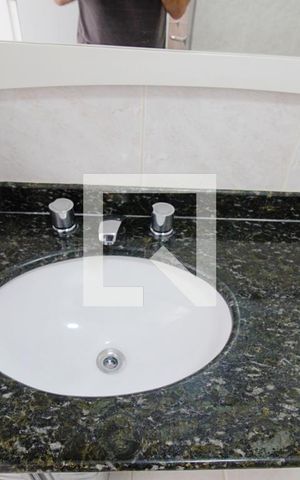 Apartamento à venda com 240m², 3 quartos e 4 vagas Apartamento à venda com 240m², 3 quartos e 4 vagasBanheiro da Suíte 1