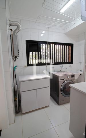 Apartamento à venda com 240m², 3 quartos e 4 vagas Apartamento à venda com 240m², 3 quartos e 4 vagasÁrea de Serviço