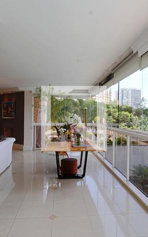 Apartamento à venda com 240m², 3 quartos e 4 vagas Apartamento à venda com 240m², 3 quartos e 4 vagasVaranda da Sala