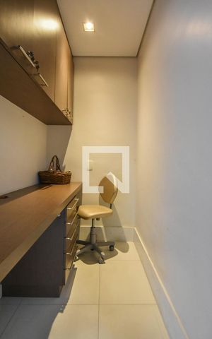 Casa à venda com 220m², 4 quartos e sem vagaHome Office