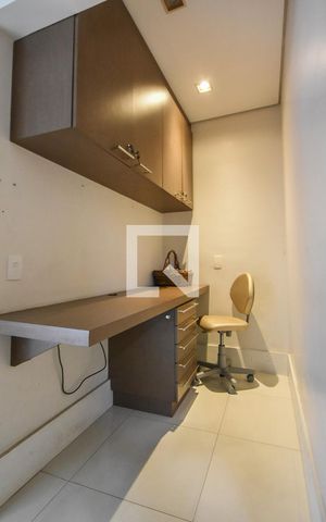 Casa à venda com 220m², 4 quartos e sem vagaHome Office