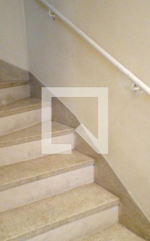 Casa para alugar com 67m², 2 quartos e 3 vagas Casa para alugar com 67m², 2 quartos e 3 vagasEscada