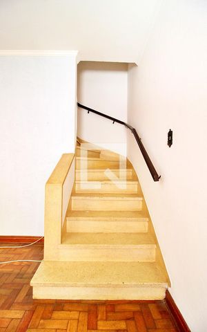 Casa de condomínio à venda com 170m², 2 quartos e 1 vagaEscada