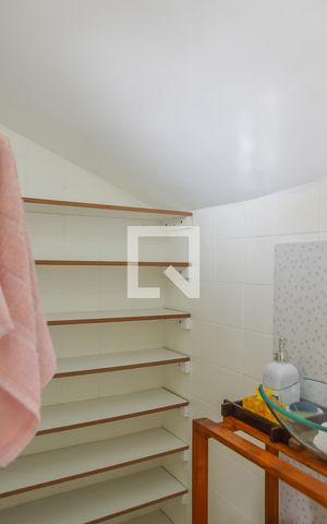 Casa à venda com 130m², 3 quartos e 2 vagas Casa à venda com 130m², 3 quartos e 2 vagasBanheiro de serviço