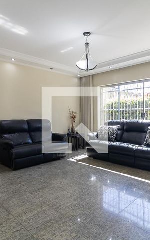 Casa à venda com 250m², 3 quartos e 3 vagas Casa à venda com 250m², 3 quartos e 3 vagasSala