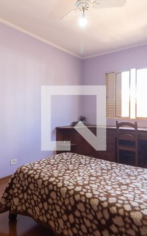 Casa à venda com 250m², 3 quartos e 3 vagas Casa à venda com 250m², 3 quartos e 3 vagasQuarto 2