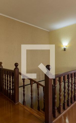 Casa à venda com 250m², 3 quartos e 3 vagas Casa à venda com 250m², 3 quartos e 3 vagasEscada