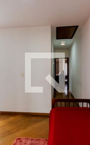 Casa à venda com 320m², 4 quartos e 4 vagas Casa à venda com 320m², 4 quartos e 4 vagasHall dos Quartos