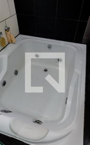 Casa à venda com 320m², 4 quartos e 4 vagas Casa à venda com 320m², 4 quartos e 4 vagasBanheira