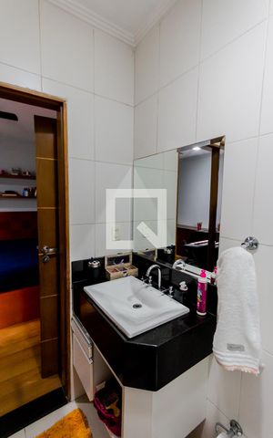 Casa à venda com 320m², 4 quartos e 4 vagas Casa à venda com 320m², 4 quartos e 4 vagasBanheiro da Suíte 4