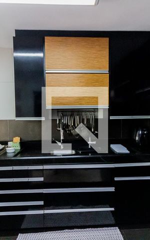 Casa à venda com 320m², 4 quartos e 4 vagas Casa à venda com 320m², 4 quartos e 4 vagasArmário