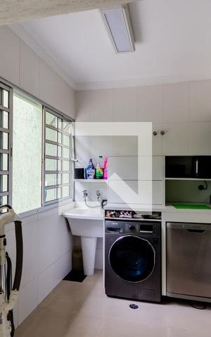 Casa à venda com 320m², 4 quartos e 4 vagas Casa à venda com 320m², 4 quartos e 4 vagasÁrea de Serviço