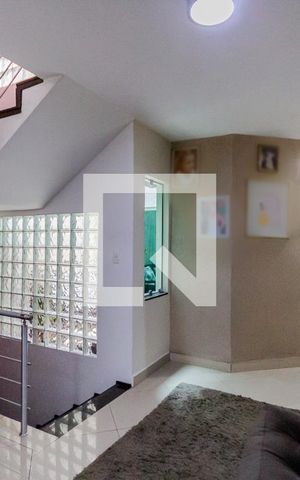 Casa à venda com 320m², 4 quartos e 4 vagas Casa à venda com 320m², 4 quartos e 4 vagasHall